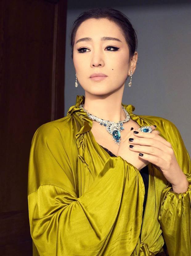 珠宝也挡不住巩俐的美貌。