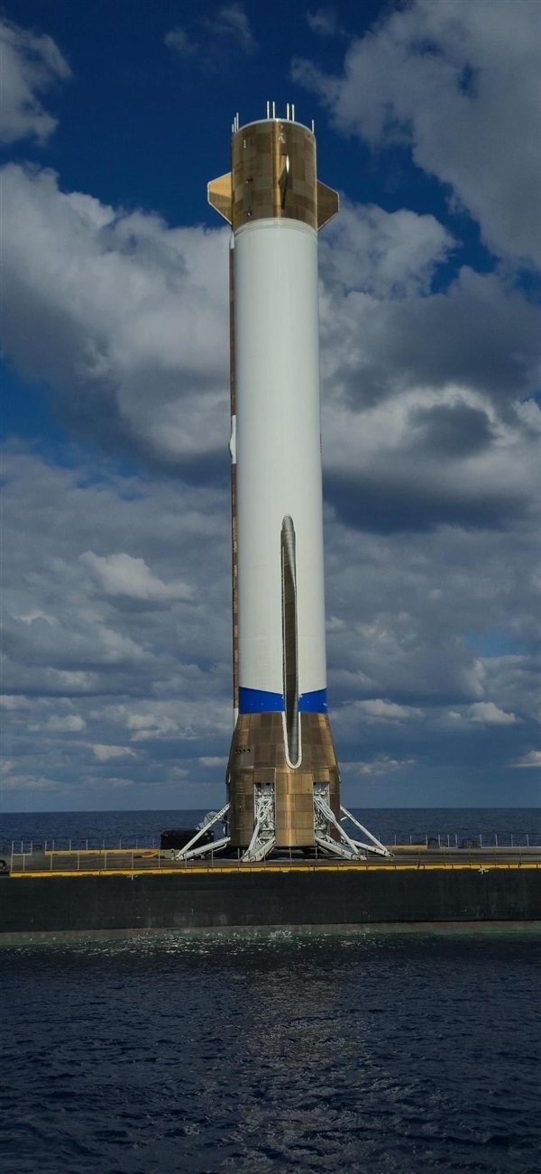 贝索斯晒“新格伦”火箭升空画面 马斯克：太美了