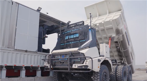 华为技术+移动5G 博主体验100吨无人驾驶矿车：就像玩游戏