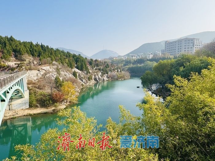 一年四季 泉在济南丨历阳湖碧水映天 成泉城“天然取景框”