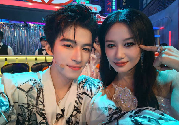 倪虹洁和王星越合照。