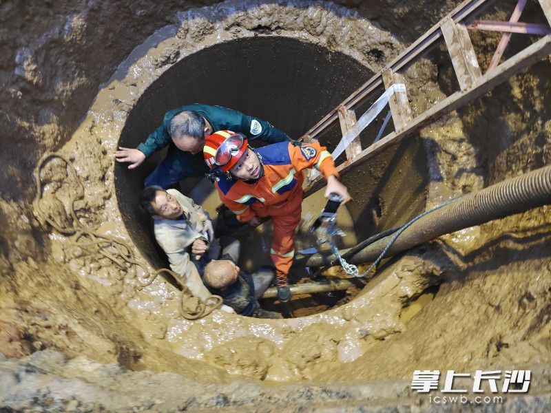 消防员下到下水道中救援。 均为长沙晚报通讯员方圆供图