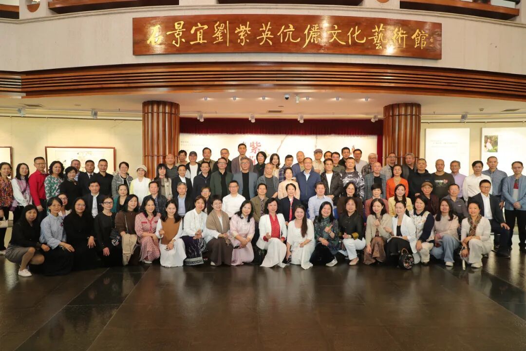 参加开幕式的部分嘉宾合影