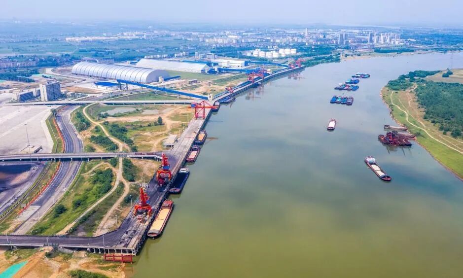 船舶在江西省宜春港樟树港区河西作业区综合码头装卸货物。周亮摄