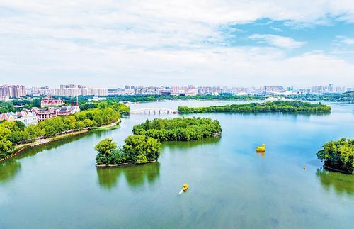 8月22日拍摄的唐山南湖景区。(本报资料片) 本报记者赵杰摄