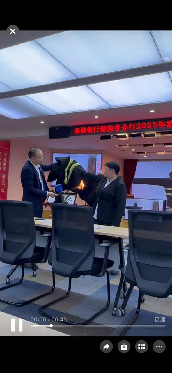 (员工试穿防火服体验防火隔热功能)