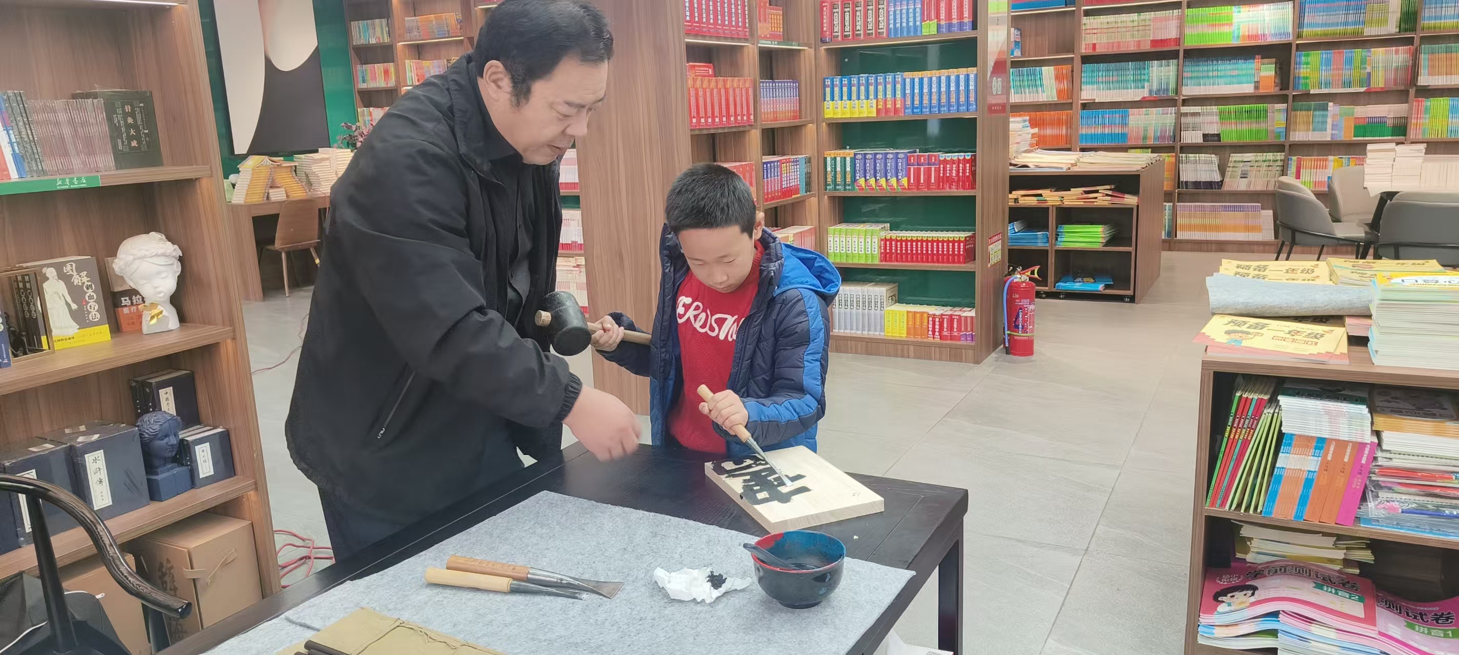 衡水饶阳：“文化名家大讲堂”带孩子们沉浸式感受书刻之美