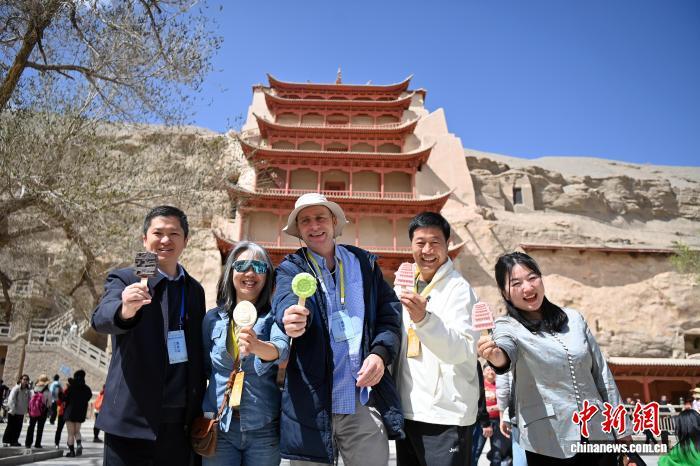 2025年4月11日，2025丝绸之路（甘肃）国际旅行商大会采风团走进敦煌，数百名中外嘉宾参观莫高窟。九美旦增　摄