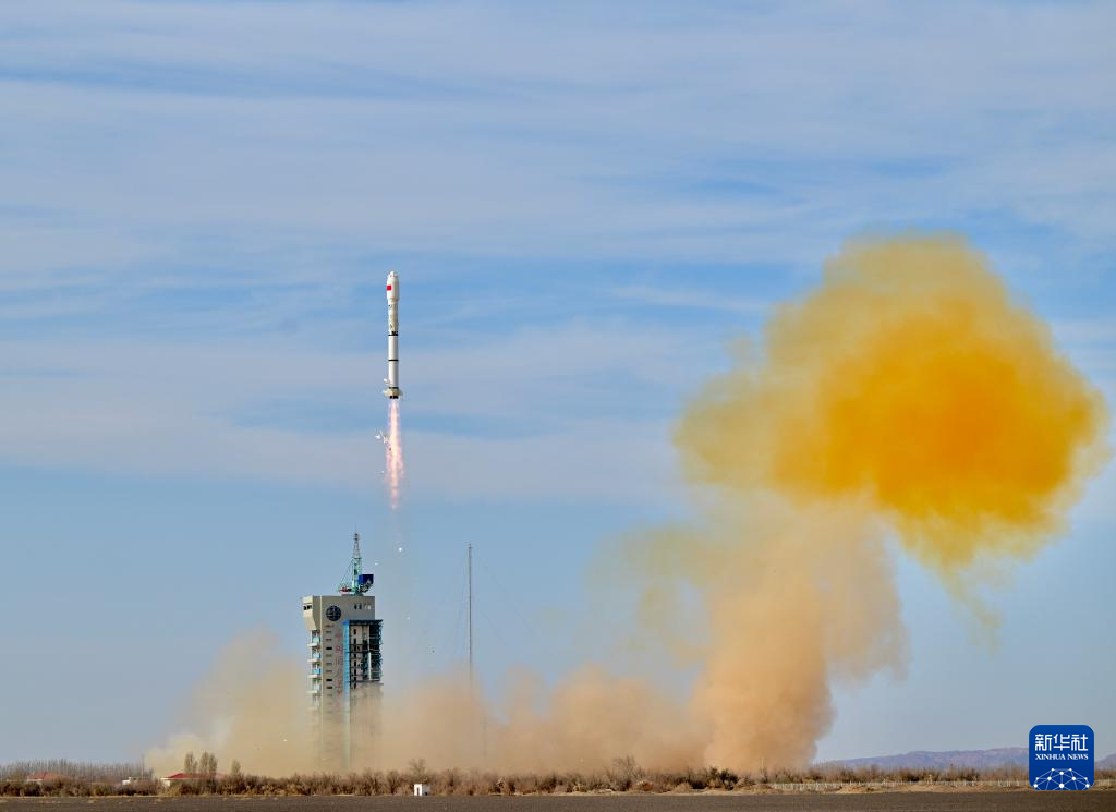 11月19日12时01分，我国在酒泉卫星发射中心使用长征二号丙运载火箭，成功将实践三十号A、B、C星发射升空，卫星顺利进入预定轨道，发射任务获得圆满成功。新华社发（孙海英　摄）