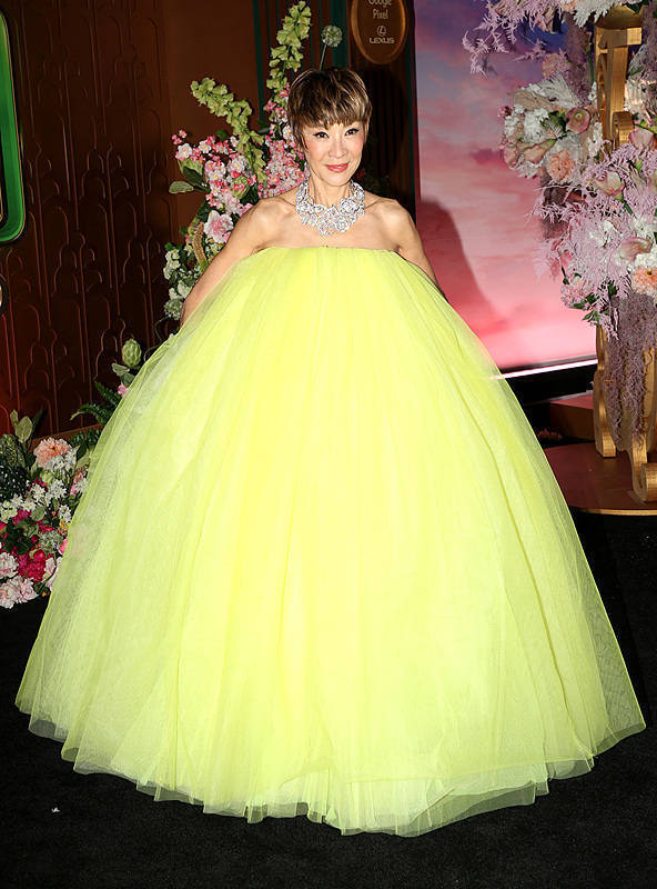 搜狐娱乐讯（图/视觉中国）近日，杨紫琼穿绿色蓬蓬裙出席电影《魔法坏女巫2》首映式。