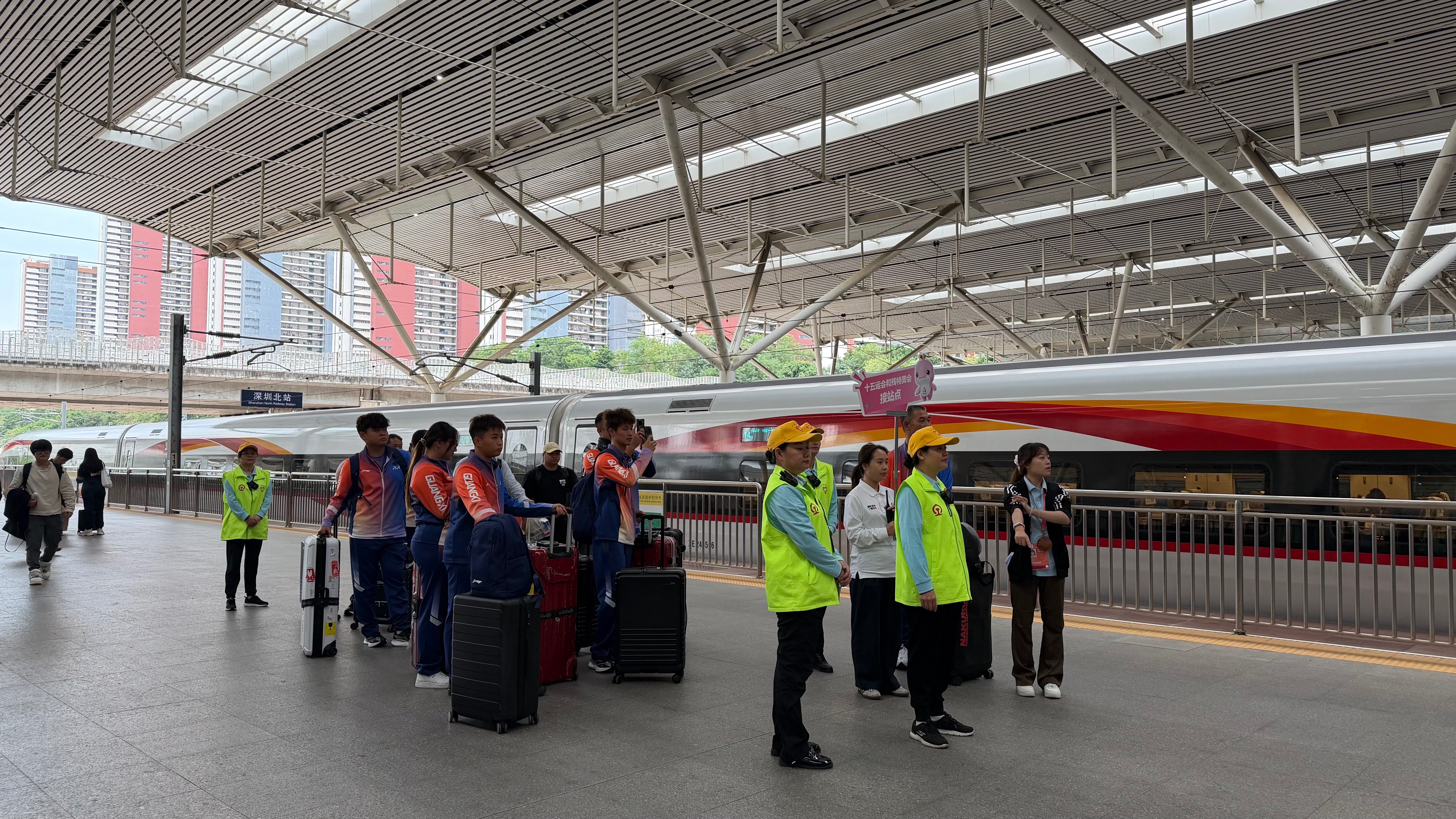 全运保障进行时：深圳北站以“花”为媒，暖心护航全运旅途