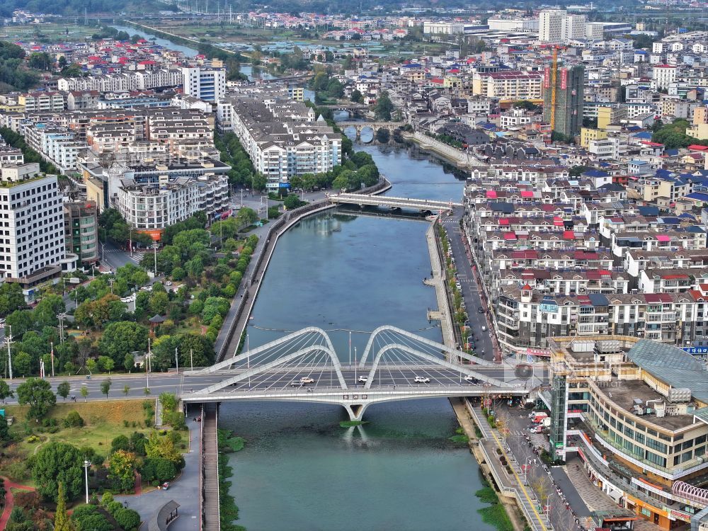 2025年11月14日,江西省萍乡市芦溪县城区,青山、楼宇、道路相互映衬,构成一幅美丽的城市风景画。