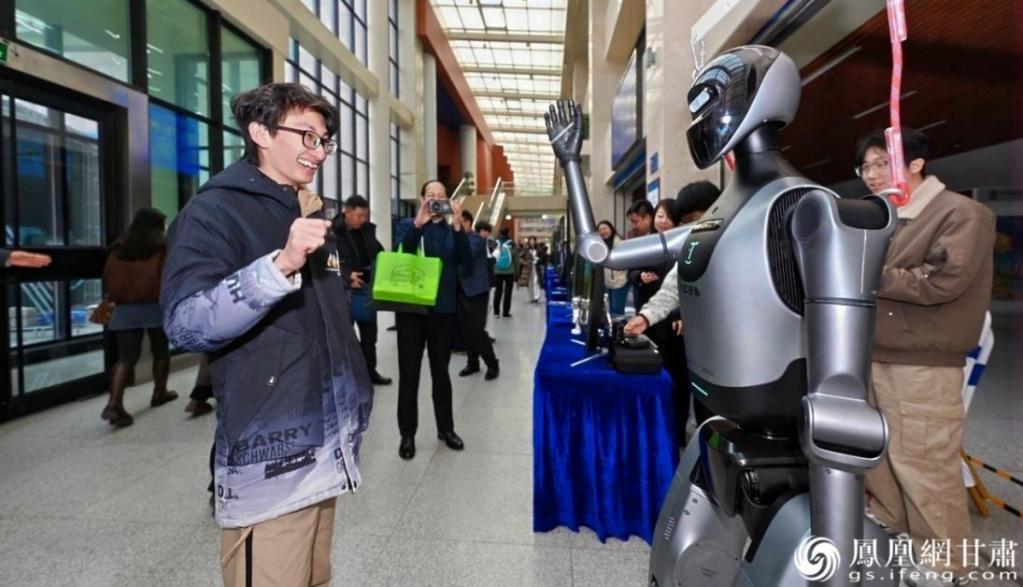 与会嘉宾和智能机器人互动