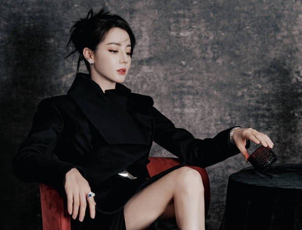 迪丽热巴侧颜精致，皮肤白到发光。