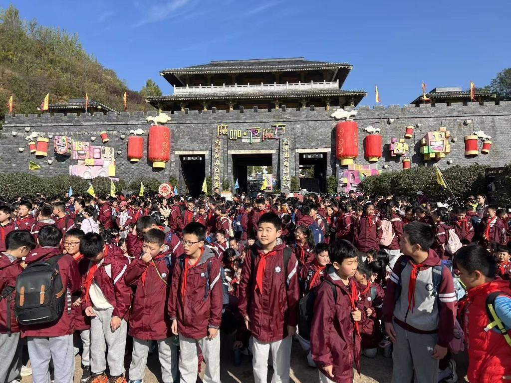 白鹿原影视城接待秋游研学团队 受访者图