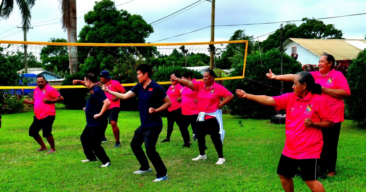 2025年5月23日，鲁庆阳（左二）在埃瓦岛教当地民众练习八段锦
