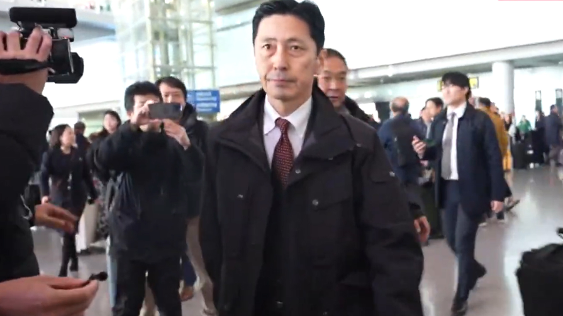 现场！日本外务省高官抵京，面对记者提问一言不发