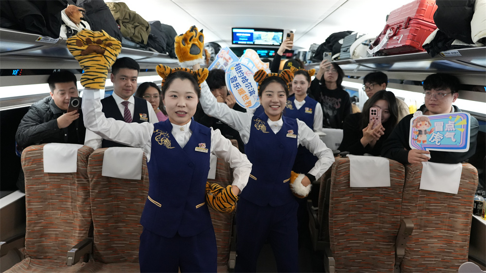 京哈高铁上的“冰雪民俗音乐会”