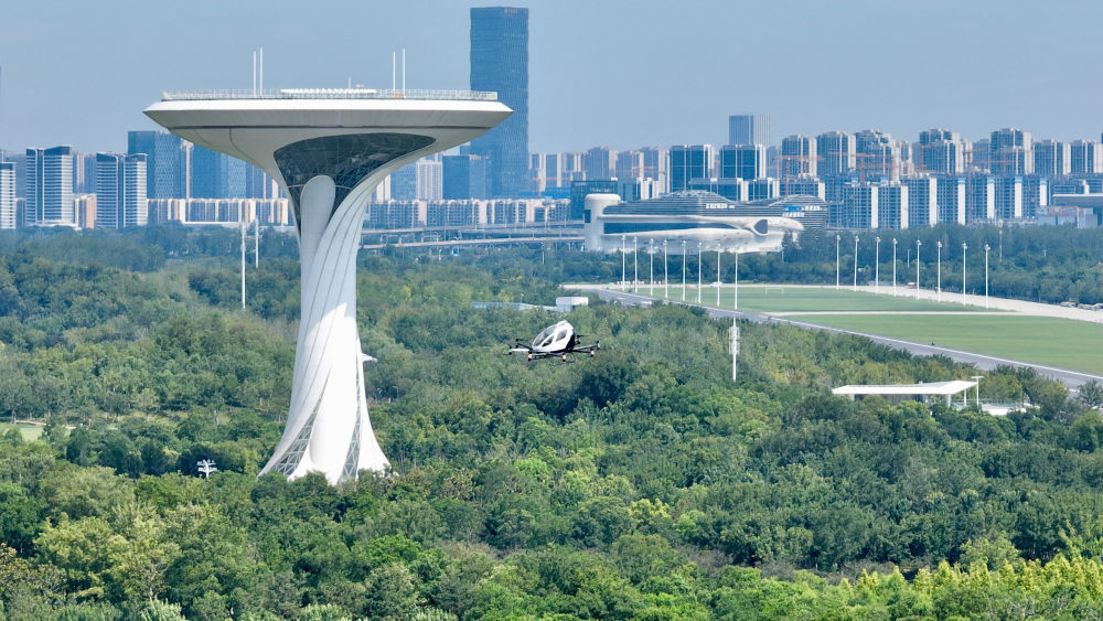 2025年7月2日，一架电动垂直起降飞行器（eVTOL）在合肥骆岗公园演示飞行（无人机照片）。新华社记者 周牧 摄