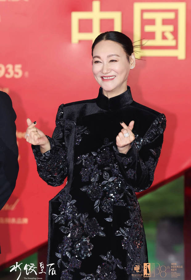 惠英红双手比心，亲和力十足。