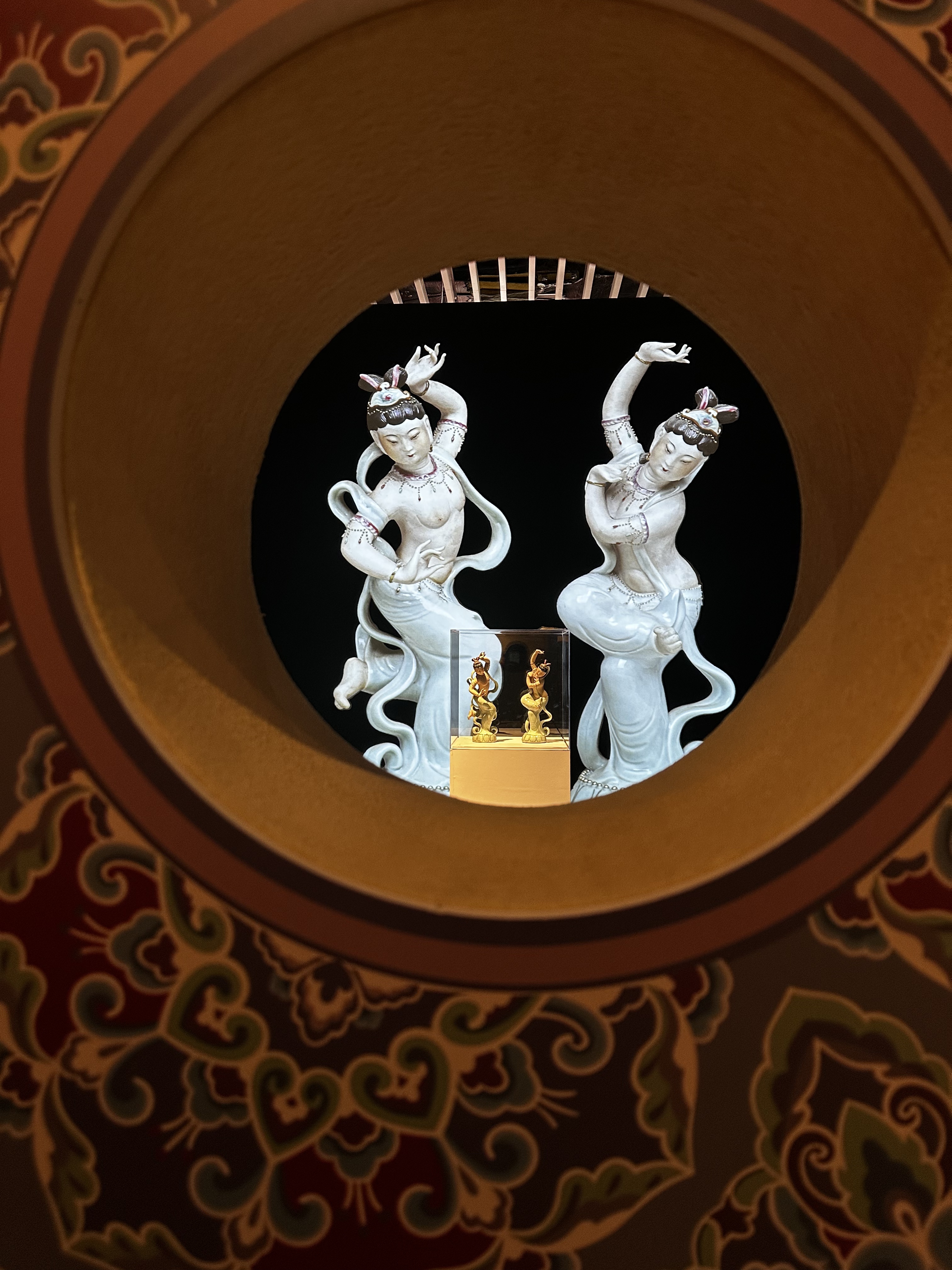 现代青白釉加彩敦煌女塑像