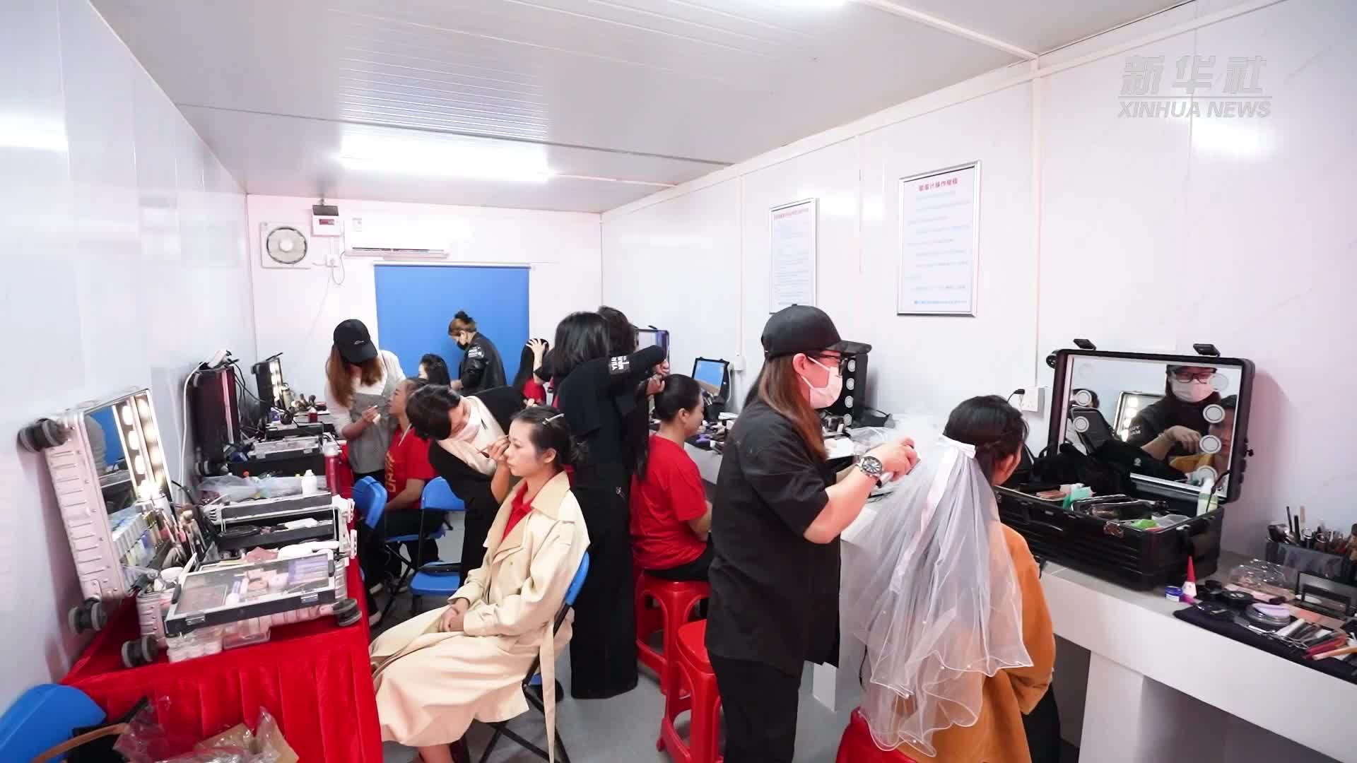 建设工地上简约浪漫的集体婚礼