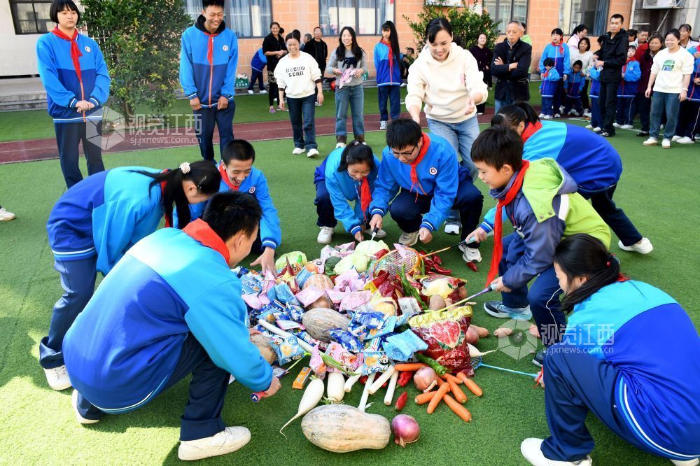 图为学生和家长在参加套零食项目的比赛。