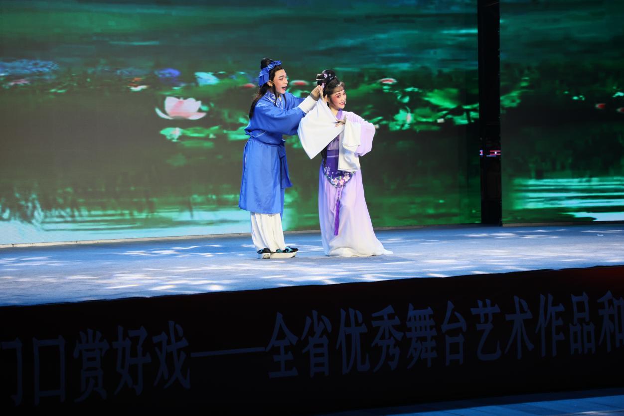 (黄梅戏《天仙配·夫妻双双把家还》)