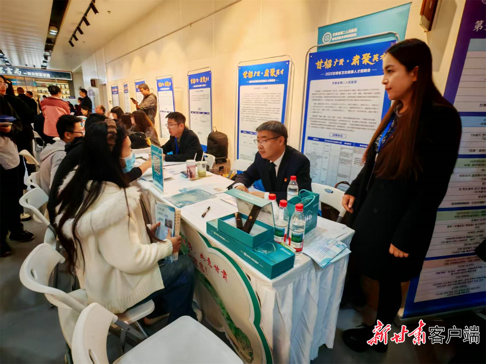 各家用人单位负责人与求职学子沟通交流