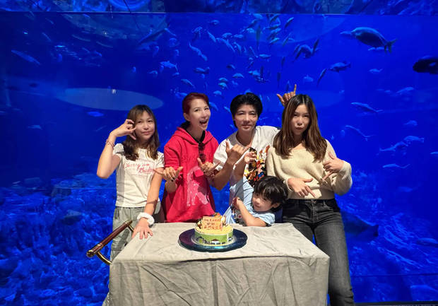 搜狐娱乐讯 16日，蔡少芬在社交平台上晒全家福为儿子庆祝生日，并配文称：“宝贝鱼蛋老三6岁了！陪我们度过6年光阴！看着你一天天长大！我们一天天青春！有子女是何等福气，可以一起成长！”