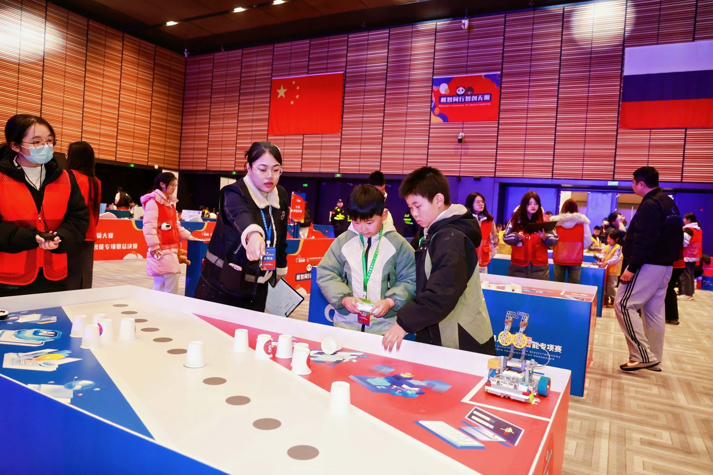 2025年中俄工业创新大赛青少年机器人与人工智能专项赛中小学组总决赛在上合示范区举办
