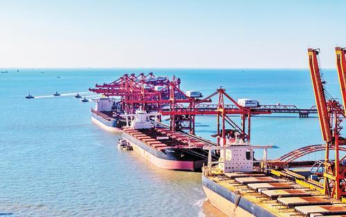 10月21日,唐山港曹妃甸港区,货轮正在泊位上进行装卸作业。 本报记者赵杰摄