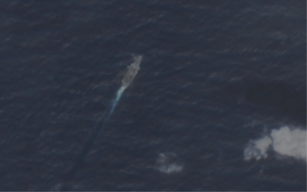 该图片由欧洲航天局卫星拍摄,显示美国航空母舰“乔治·华盛顿”号