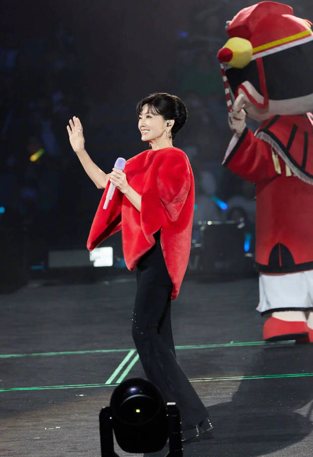 赵雅芝面露灿烂笑容,光彩照人。