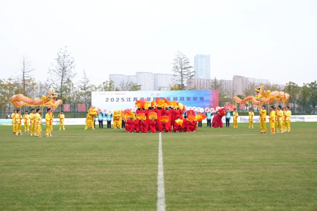 2025苏冠联赛第五轮盐城阜宁开赛 足球竞技与盐阜烟火相映成趣