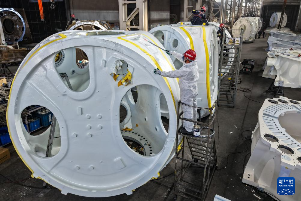 11月20日，在甘肃省酒泉经济技术开发区的日月重工（甘肃）有限公司涂装车间，工作人员进行涂装作业（无人机照片）。