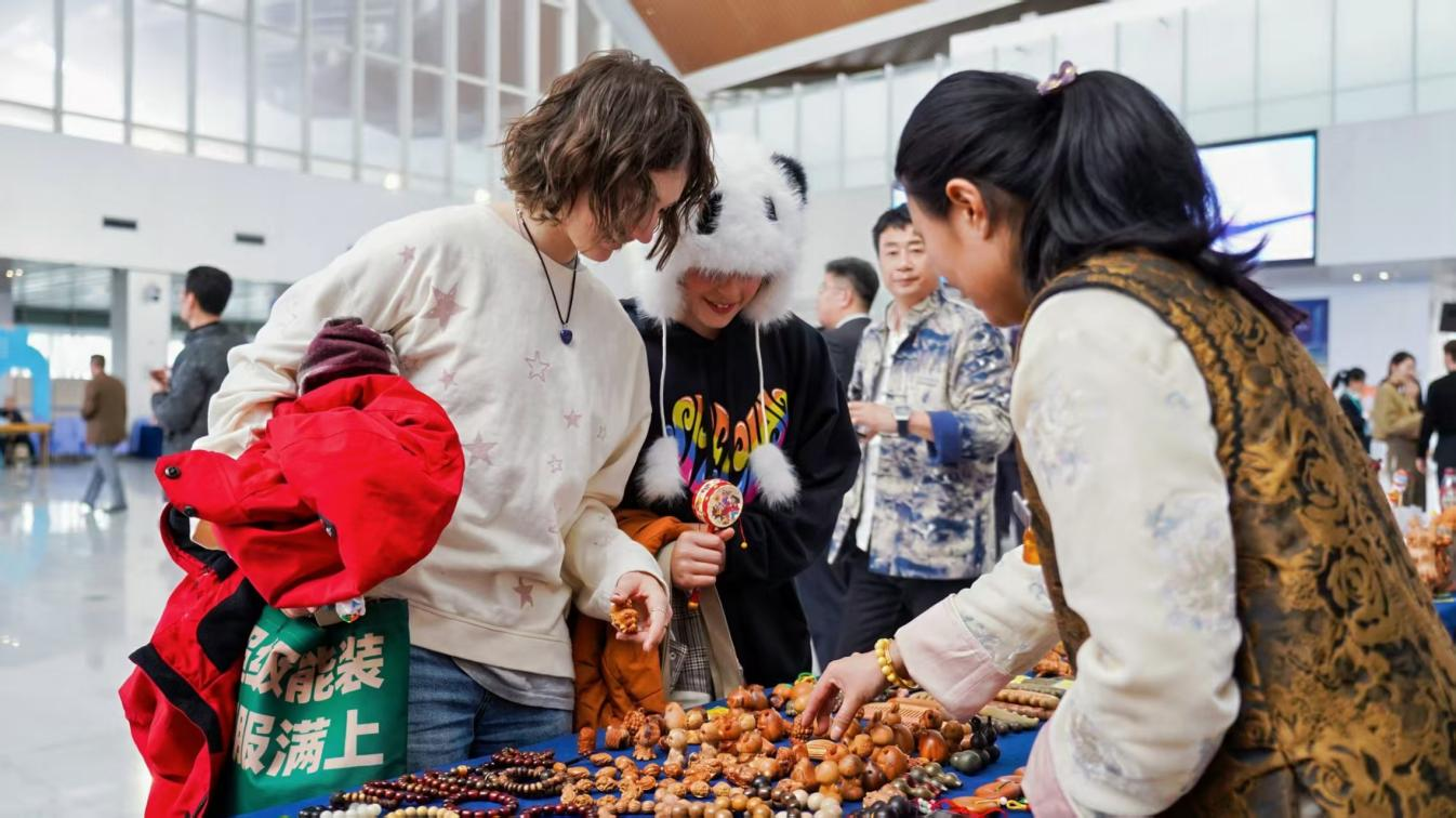 “招商伊敦”号8次访青圆满收官 5000名国际游客嗨游青岛