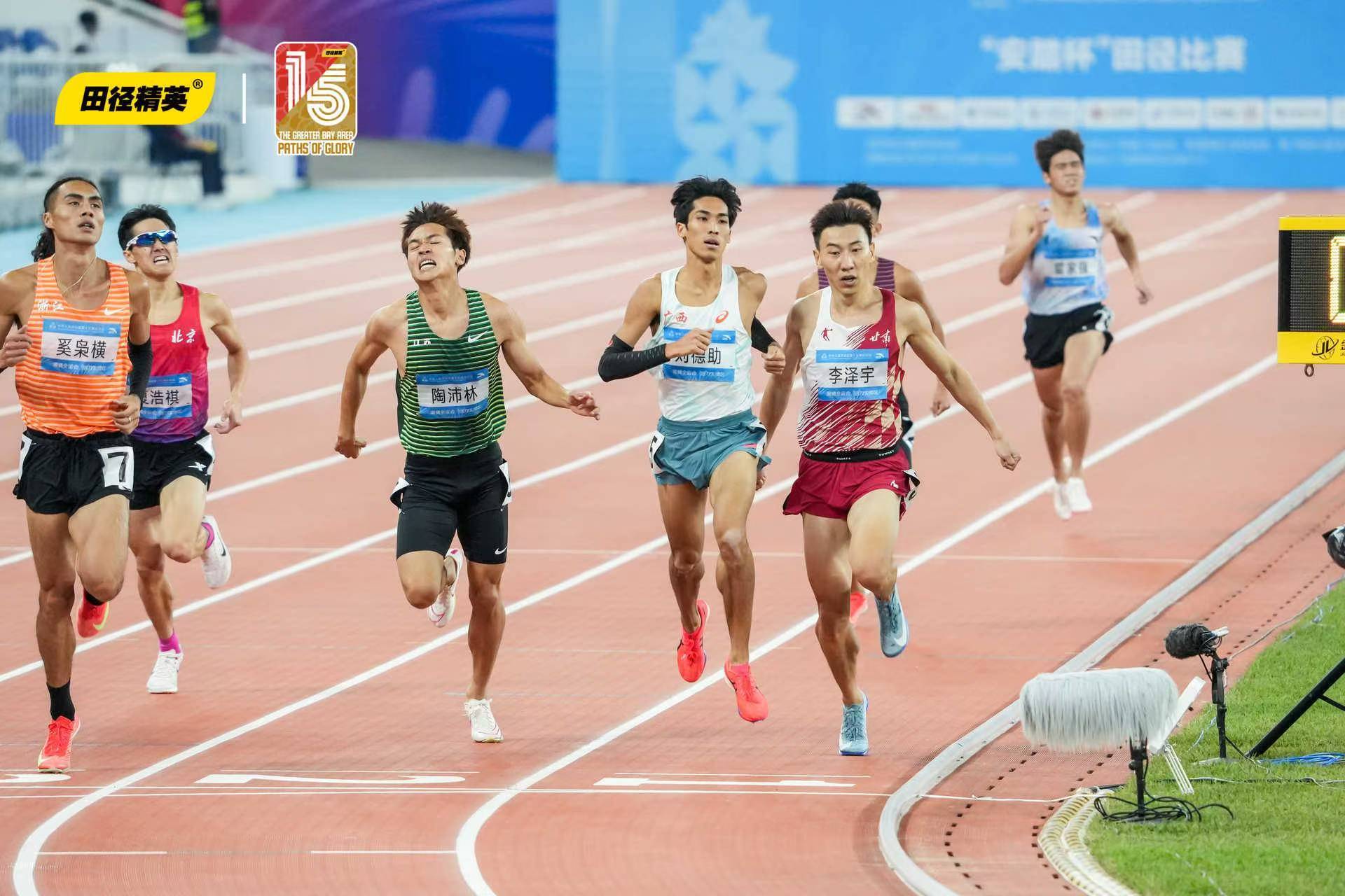 李泽宇（右二）在比赛中　图片来源：受访运动员提供