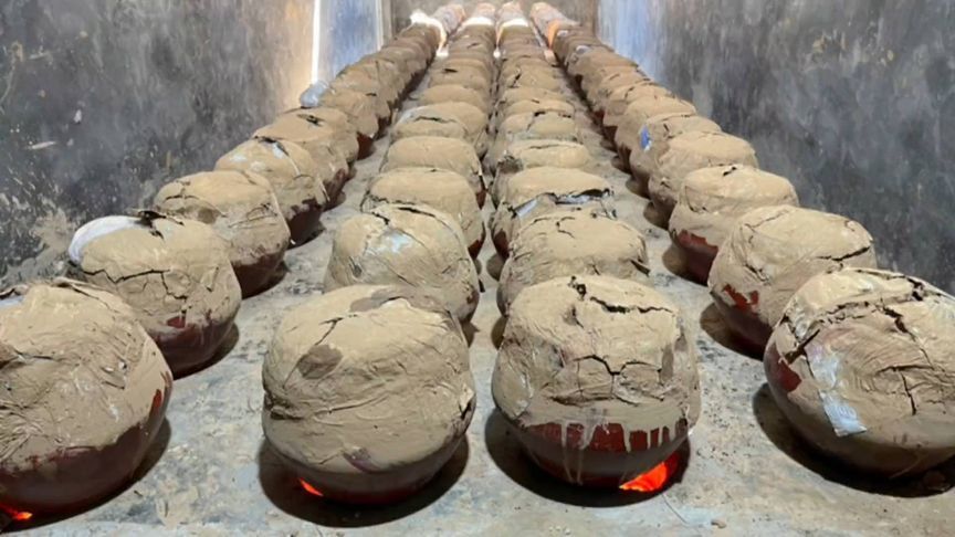 山东泰安乡镇“泥巴烧鸡”一天流水四十万，日出三千只烧鸡