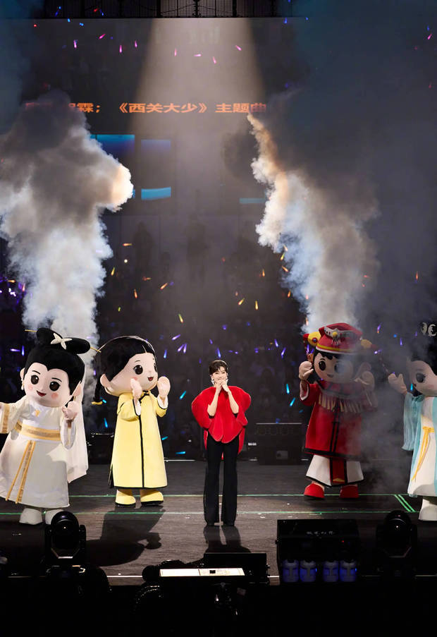 搜狐娱乐讯 19日,72岁赵雅芝在社交平台上更新舞台美照,并配文称:“衷心祝福你,永远祝福你,达到真善美。”