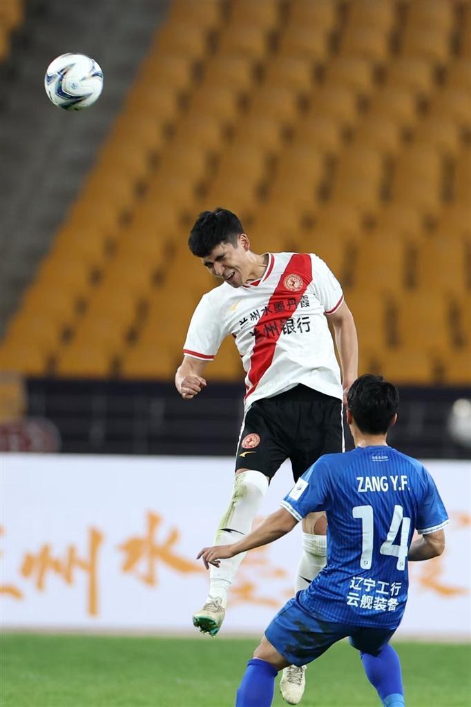 中国足协杯第二轮比赛主场作战的兰州陇原竞技队球员跃起争夺空中球