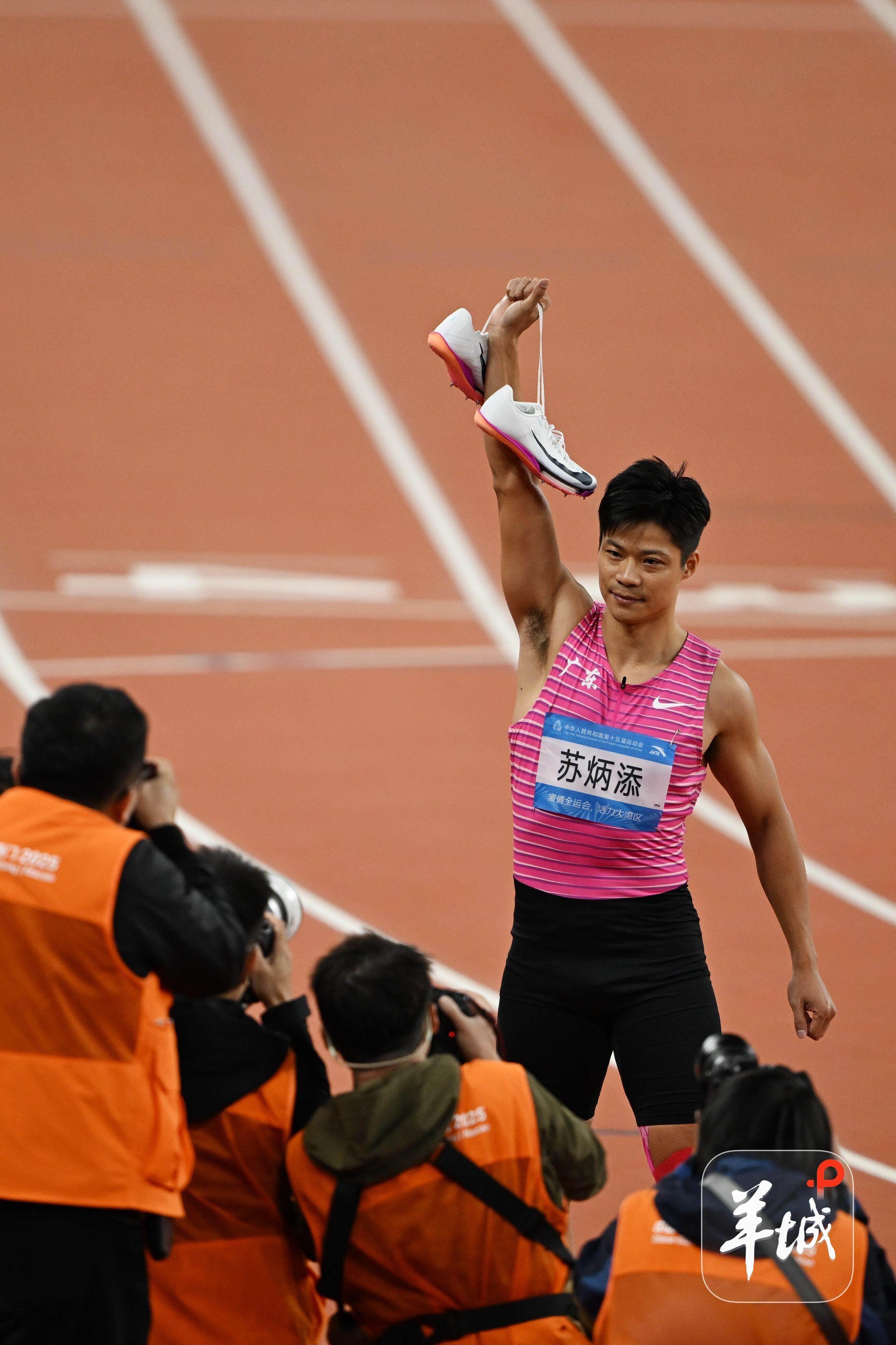 在跑完男子4×100米接力决赛后,苏炳添挂靴谢幕 图/羊城晚报记者 周巍