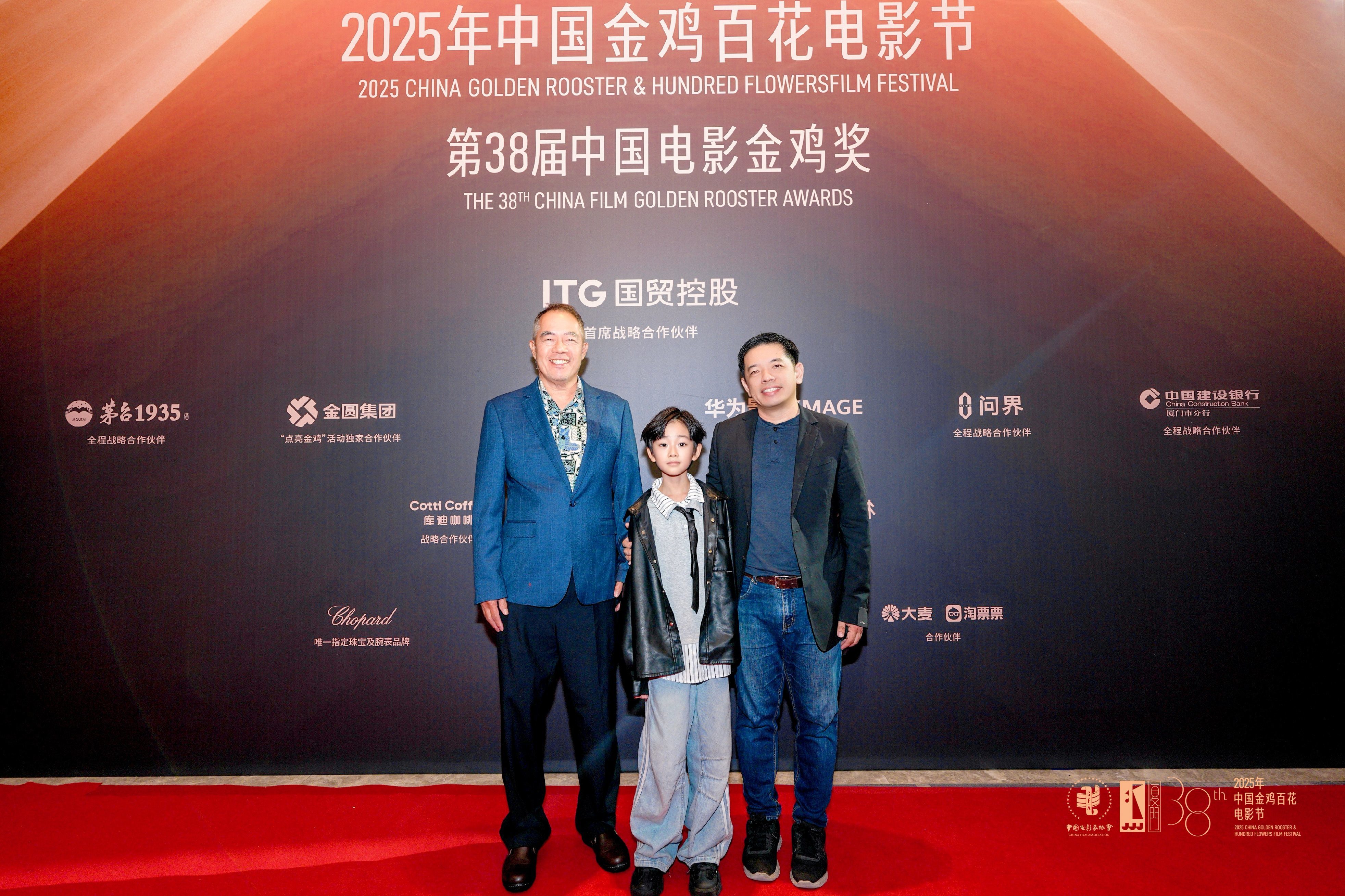 演员金梦翼随《好好再一起》亮相第38届中国电影金鸡奖红毯 获陈冲称赞有灵气