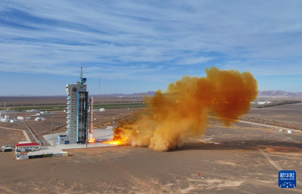 11月19日12时01分，我国在酒泉卫星发射中心使用长征二号丙运载火箭，成功将实践三十号A、B、C星发射升空，卫星顺利进入预定轨道，发射任务获得圆满成功。新华社发（汪江波　摄）