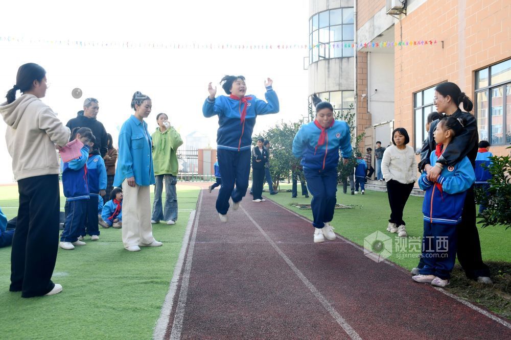 图为学生在参加跳远项目的比赛。