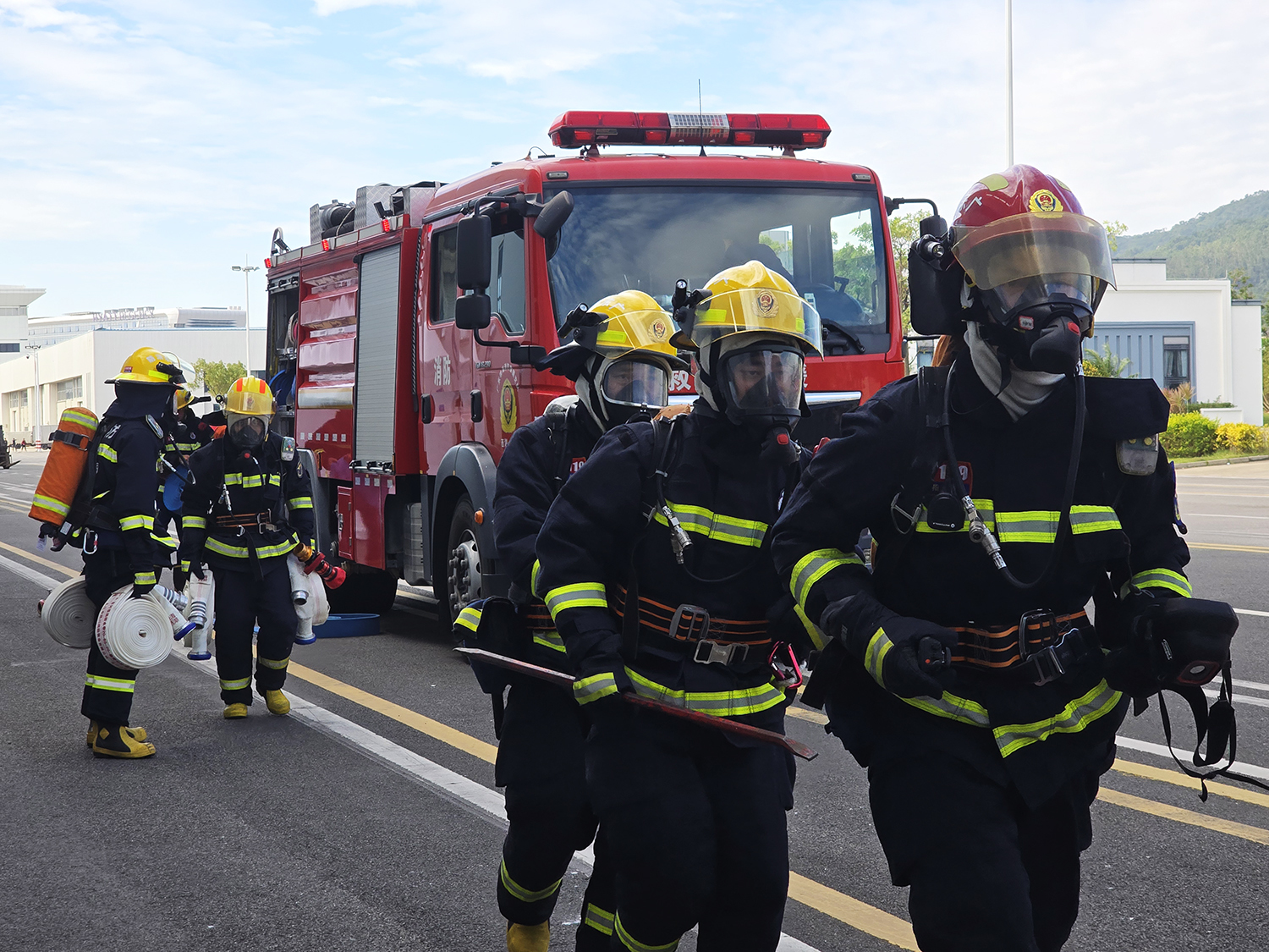 筑起“海陆空”消防应急救援保障网 珠海实战演练护航“亚洲通航展”