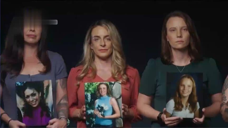 美众议院投票前，20名自称爱泼斯坦案幸存者手持照片集会