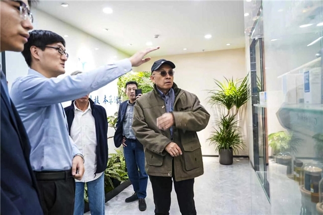 在中科稀珍产品展区，首席科学家、北京大学生命科学华东产业研究院商业转化中心副主任闫硕博士，向代表团系统介绍了中科稀苷系列、小分子肽系列、植物油脂系列、药食同源系列四大核心产品线，以及公司在技术研发领域获得的多项专利与资质认证。丰富的产品矩阵、扎实的科研积淀与详实的科研数据，为双方合作奠定了坚实基础，赢得了代表团成员的高度认可。