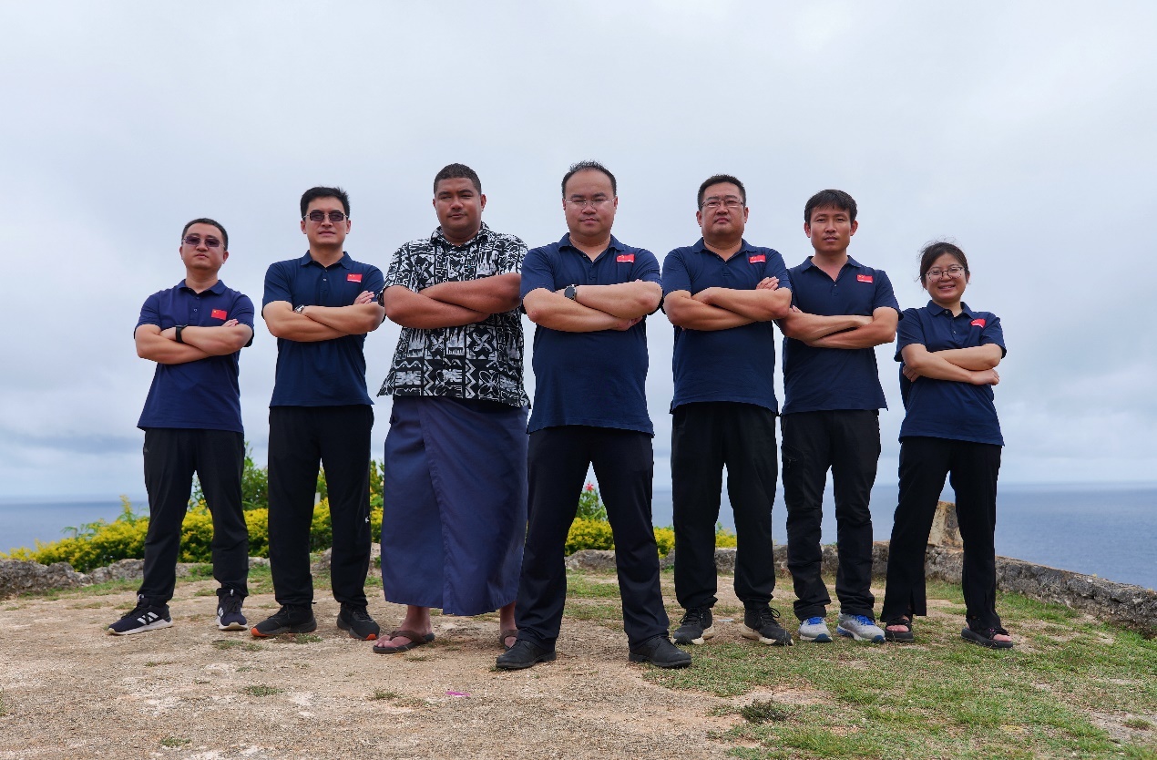 鲁庆阳（中）带领中国援汤加医疗队开创瓦瓦乌岛巡诊先例