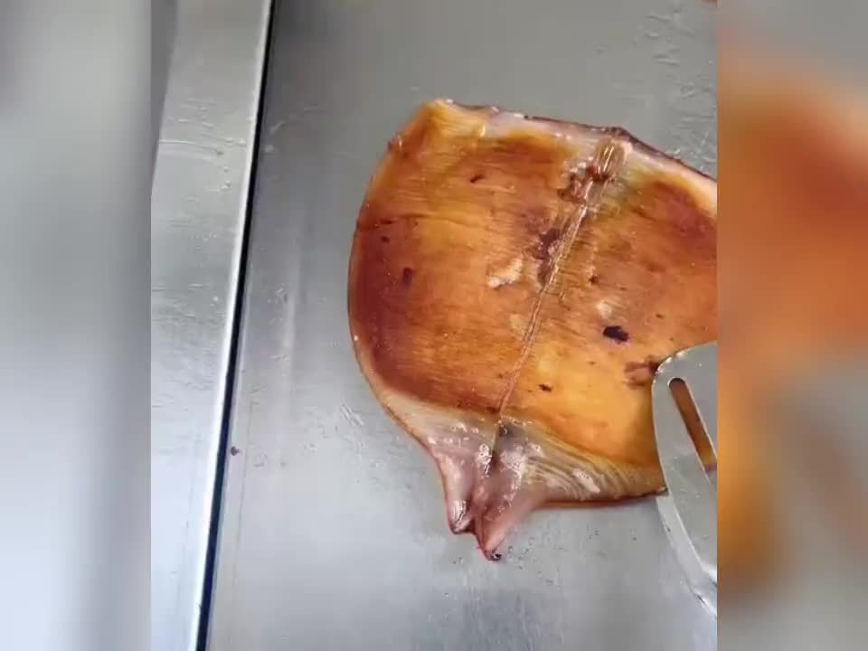 完了完了，把客户的鱿鱼切歪了